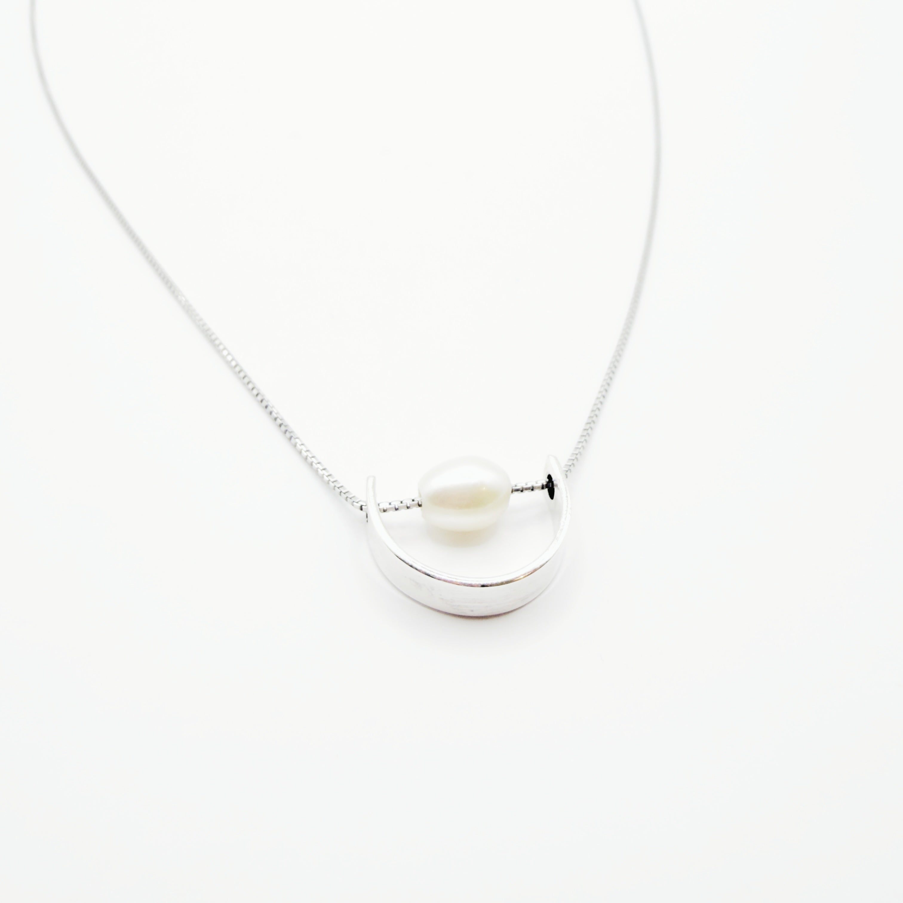 Modern Pearl Arc Necklace